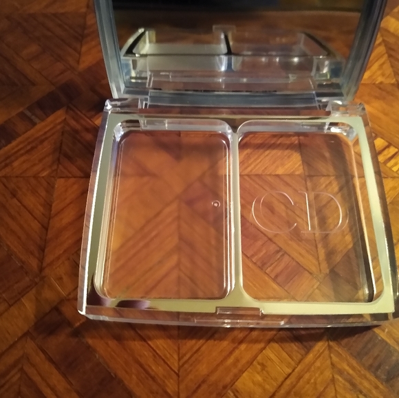 NEW. Christian Dior Silver mirrored compact case. - Picture 2 of 6